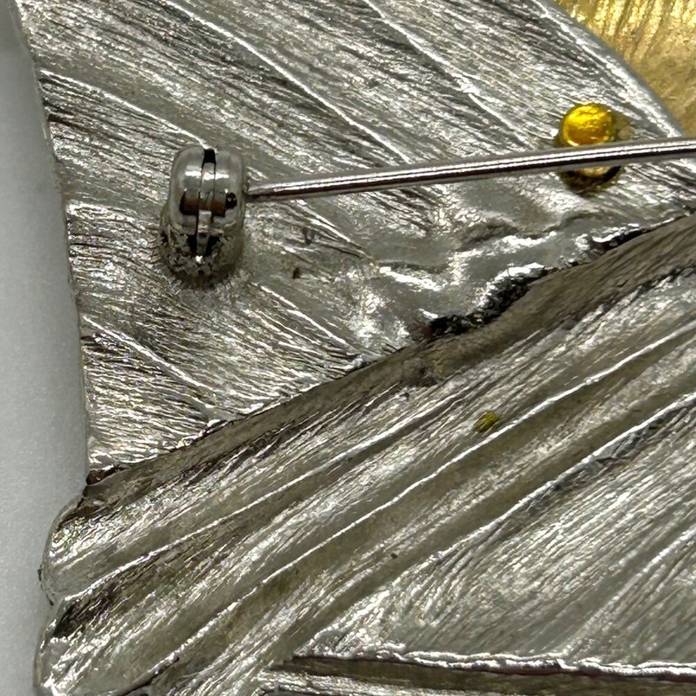 Vintage Art Deco-Inspired Flapper Brooch Silver-Toned Texture Gold-tone Profile - Picture 9 of 16
